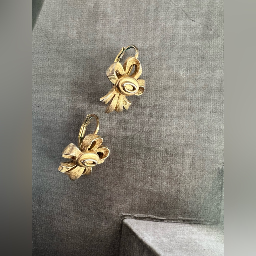 Vintage Oscar De La Renta Elegant Gold Flower Earrings